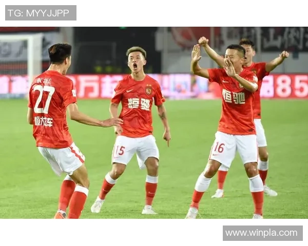 中超焦点对决山东泰山迎战广州队激战正酣精彩赛况速递 中超焦点对决山东泰山迎战广州队激战正酣精彩赛况速递